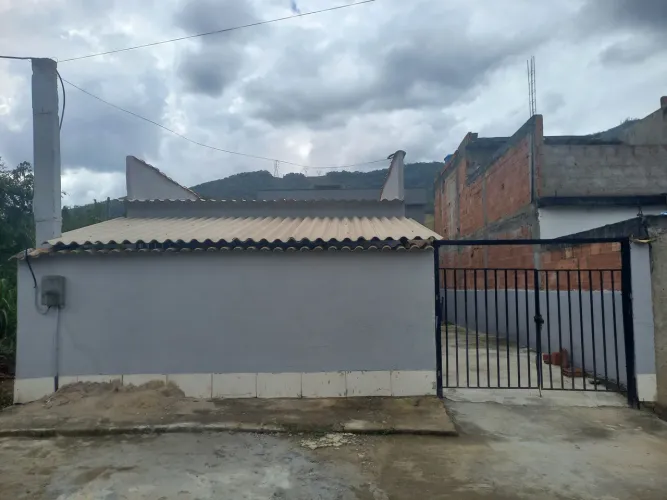 Alugo Linda Casa no Mendanha 