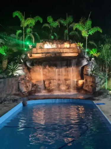 Alugo sitio com piscina e loga  finas de semana e feriados 