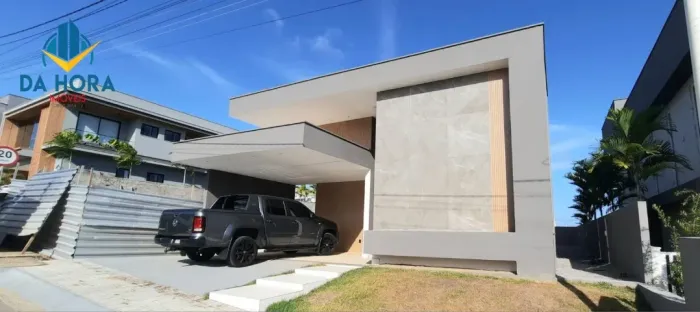 Casa Térrea em Condomínio fechado com 3 suítes