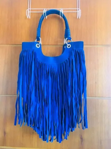 Bolsa de franja azul, em couro