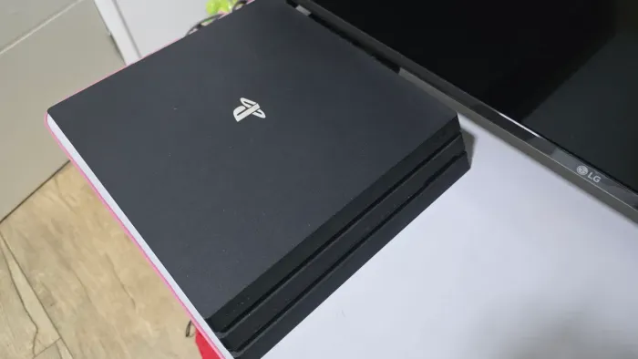 PS4-PRO 1TB s/ controle mais TV LG 43" 4k R$ 2.600