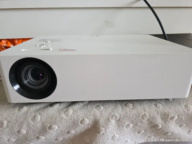 Projetor LG CineBeam Smart TV 4k UHD 140 HU70LA Led RGBB 1.500 lúmens ANSI 150.000:1 