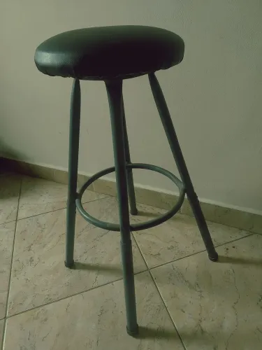 Banqueta de Metal com Assento em Couro