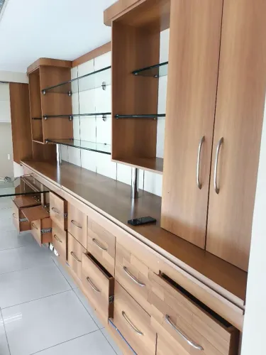 Estante para escritório almoxarifado em madeira com mesa de vidro / gavetas