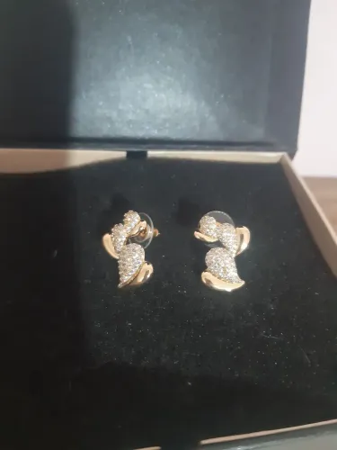 Brincos de coração,folheados a ouro, com pedras brilhantes