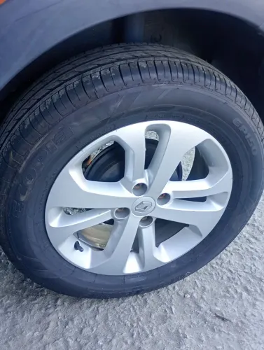 Jogo de rodas  liga leve Renault Sandero Logan pneus hiper novos Bridgestone peclat peças 