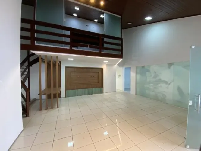 Isaías Imóveis Aluga Casa Comercial no Calhau Frente ao Rangedor