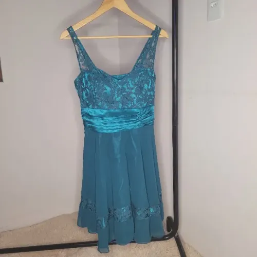 Vestido de festa curto verde com echarpe - tamanho M