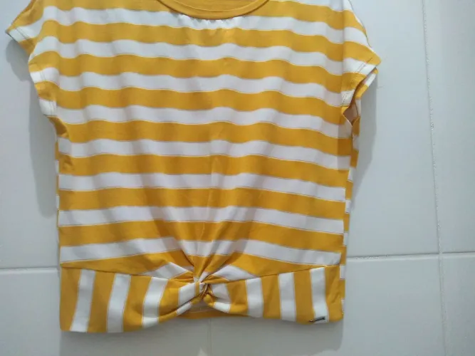 Blusa listrada em malha de viscose com nó na barra.