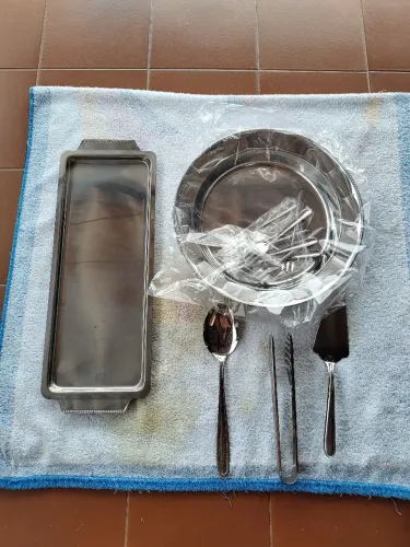 Conjunto de talheres e bandejas em inox