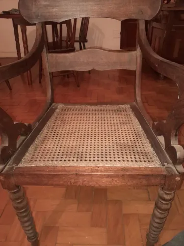 Cadeira Antiga em Madeira com Palhinha - Estilo Clássico/Vintage