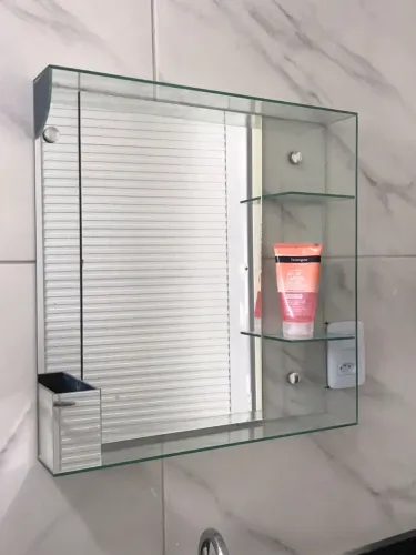 Espelho de banheiro com prateleiras