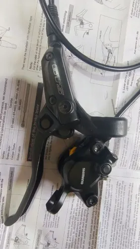 Freios hidráulicos com manetes gts e pinças Shimano mt200