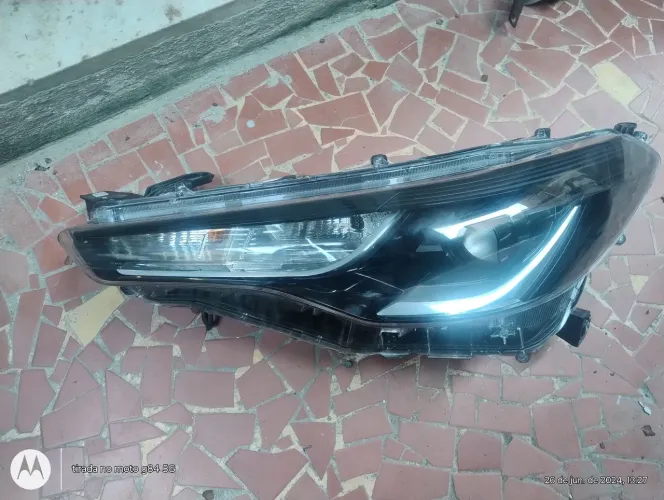 Farol Corolla Cross (SEM LED)