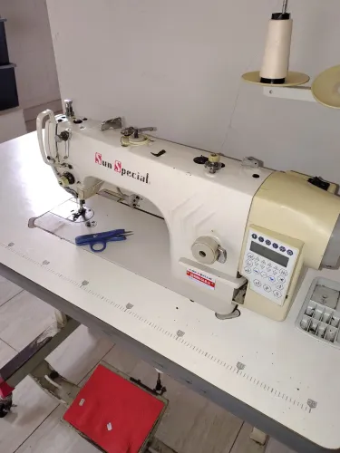 Máquina reta eletrônica 