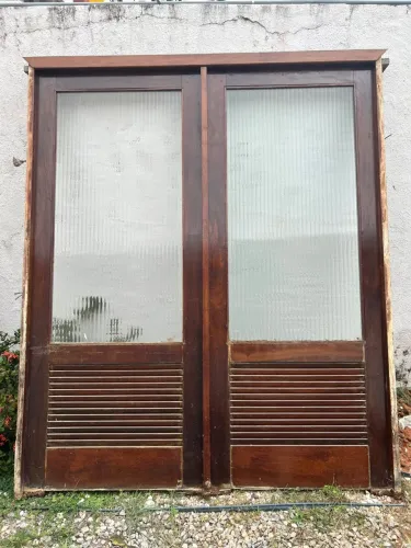 Porta fixa de madeira com vidro canelado
