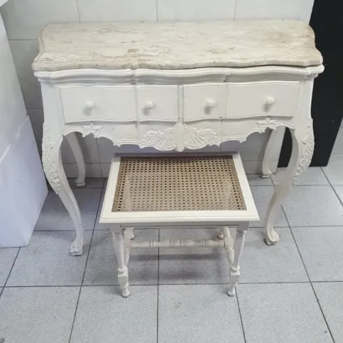 penteadeira de madeira branca com um tampo de mármore e pernas esculpidas + banqueta