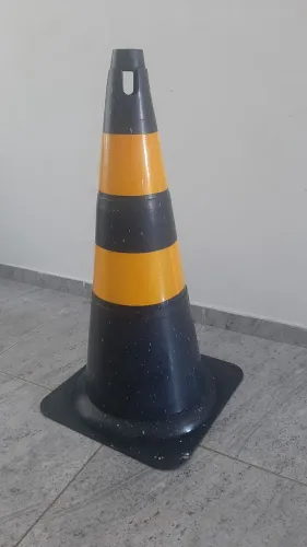 Cone de Sinalização em PVC 70cm - Preto e Amarelo