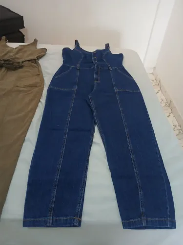 Dois macacão jeans