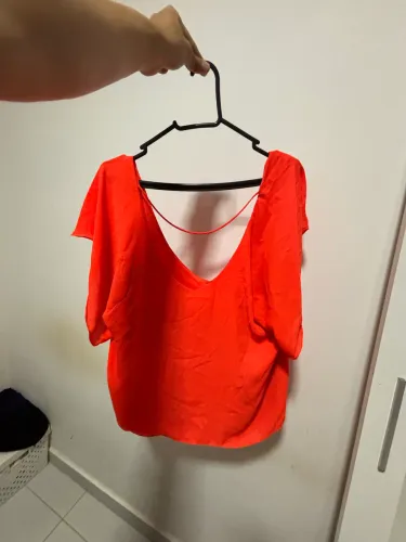 Blusa Coral Vibrante - Decote Profundo nas Costas
