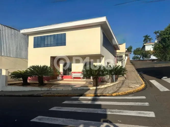 Casa á Venda Comercial e Residencial em São Pedro