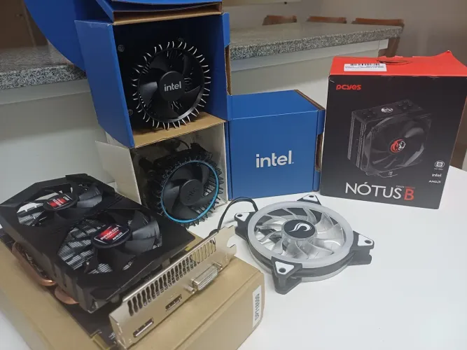 Placa de vídeo + Cooler + Fan + Acessórios. 
