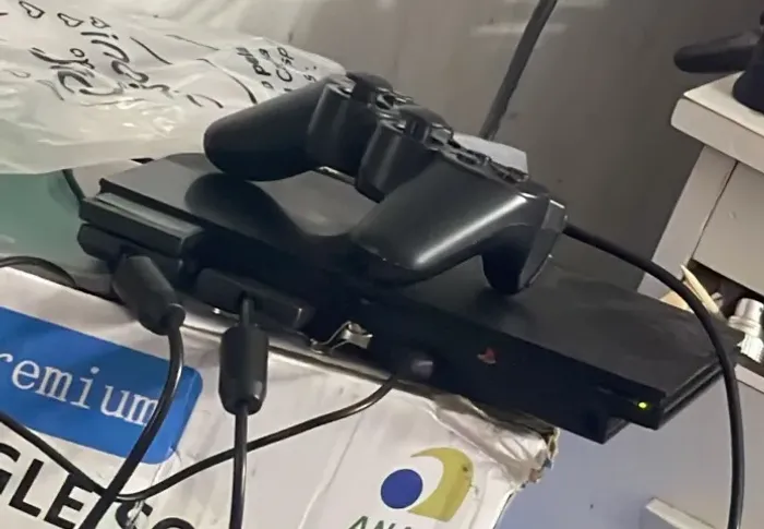 Ps2 semi novo com dois controles com 10 jogos no pen Drive