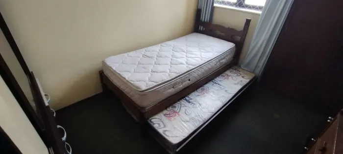 Cama de madeira de lei- sucupira, bicama e colchão de mola