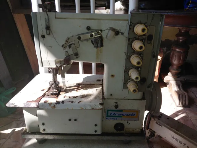 VENDO MÁQUINA DE COSTURA COLARETE COM COBERTURA (BRACOB 4000-5)