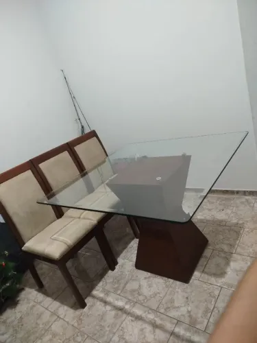 Mesa de vidro com 4 cadeiras almofadadas