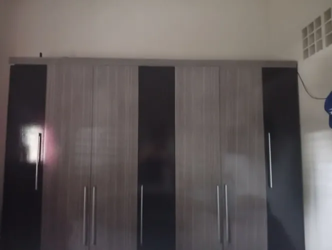 Vendo guarda roupa 7 portas gavetas embotidas 4 gavetas , compartimentos para vestidos