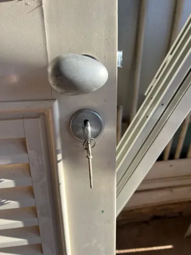 vendo duas porta de madeira uma sendo de vidro e a outra porta normal