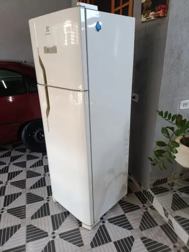 GELADEIRA ELETROLUX 310 litros/ 220 volts funcionando perfeitamente