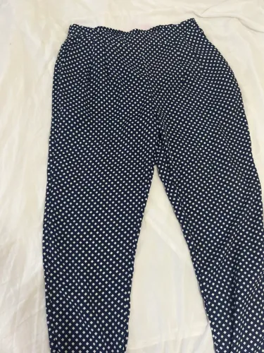 calça de cintura alta, estilo mom jeans; veste do 40 - 44