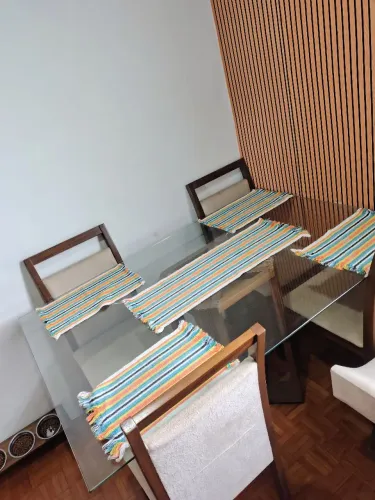 Mesa de vidro para 4 pessoas