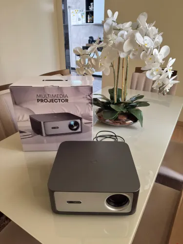 PROJETOR TD98 PRO NOVÍSSIMO , PARA ASSITIR COM A LUZ DO DIA