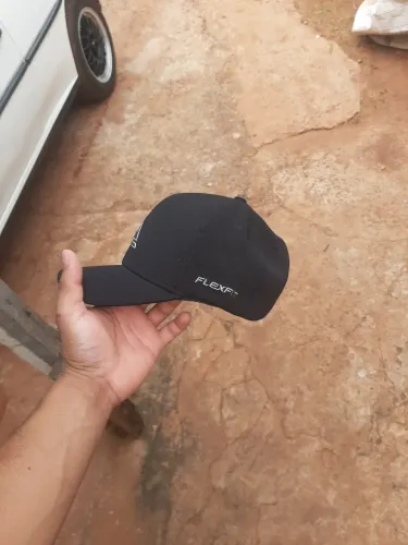 Vendo esse Boné flexfit quiksilver tamanho m ! Novo sem uso
