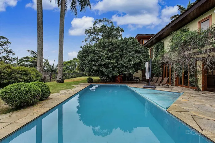 Casa com projeto de Rosana Collet, jardim e área de lazer