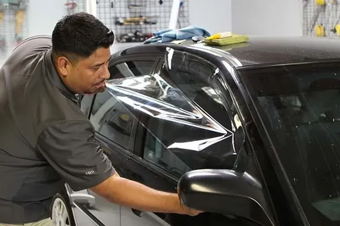 APLICAÇÃO DE PELÍCULAS AUTOMOTIVAS
