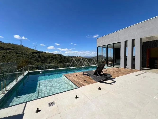 Casa à Venda ou Locação no Condomínio Vila Castela | 4 Quartos - 348 m²