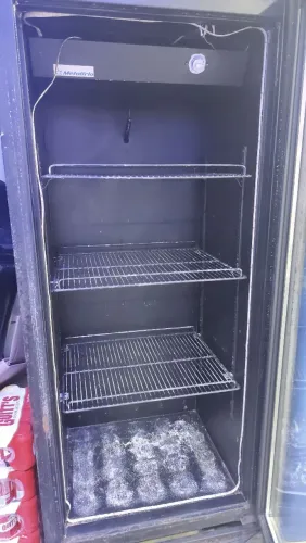 Expositor de refrigerante metalfrio com defeito
