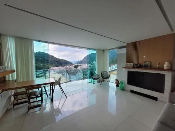 Casa de Alto Padrão no Centro de Domingos Martins - 4 Qts (2 Suítes), Lareira e Jacuzzi!
