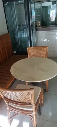 Mesa de ferro fundido com tampo em pedra e duas cadeiras