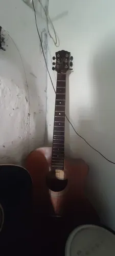 Violões para reparo o preto Vogga/ e o outro Tagima Califórnia. 