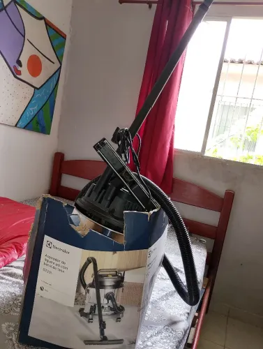Cama de casal e aspirador de pó Eletrolux