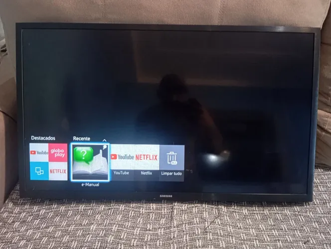 Vendo tv 32 smart . Com controle