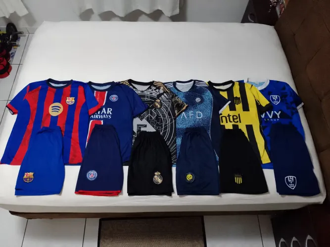 6 Conjuntos de times de futebol - Tamanho 14 - Camisas + Shorts