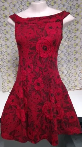 Lindos vestidos, macacão, saia jeans e blusinha rosa