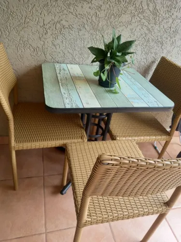 Mesa com 3 cadeiras em ratan 