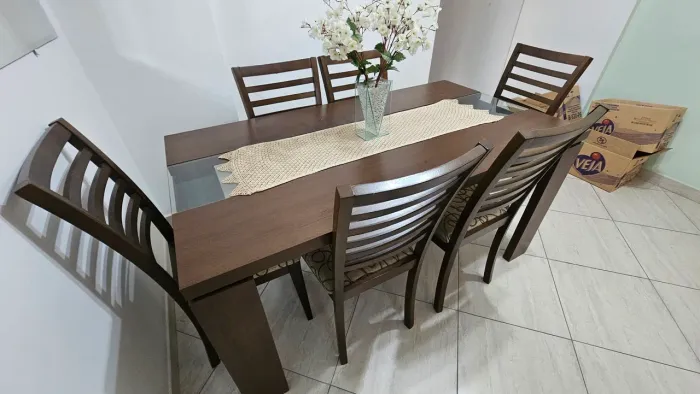 Sala de jantar com mesa e 6 cadeiras